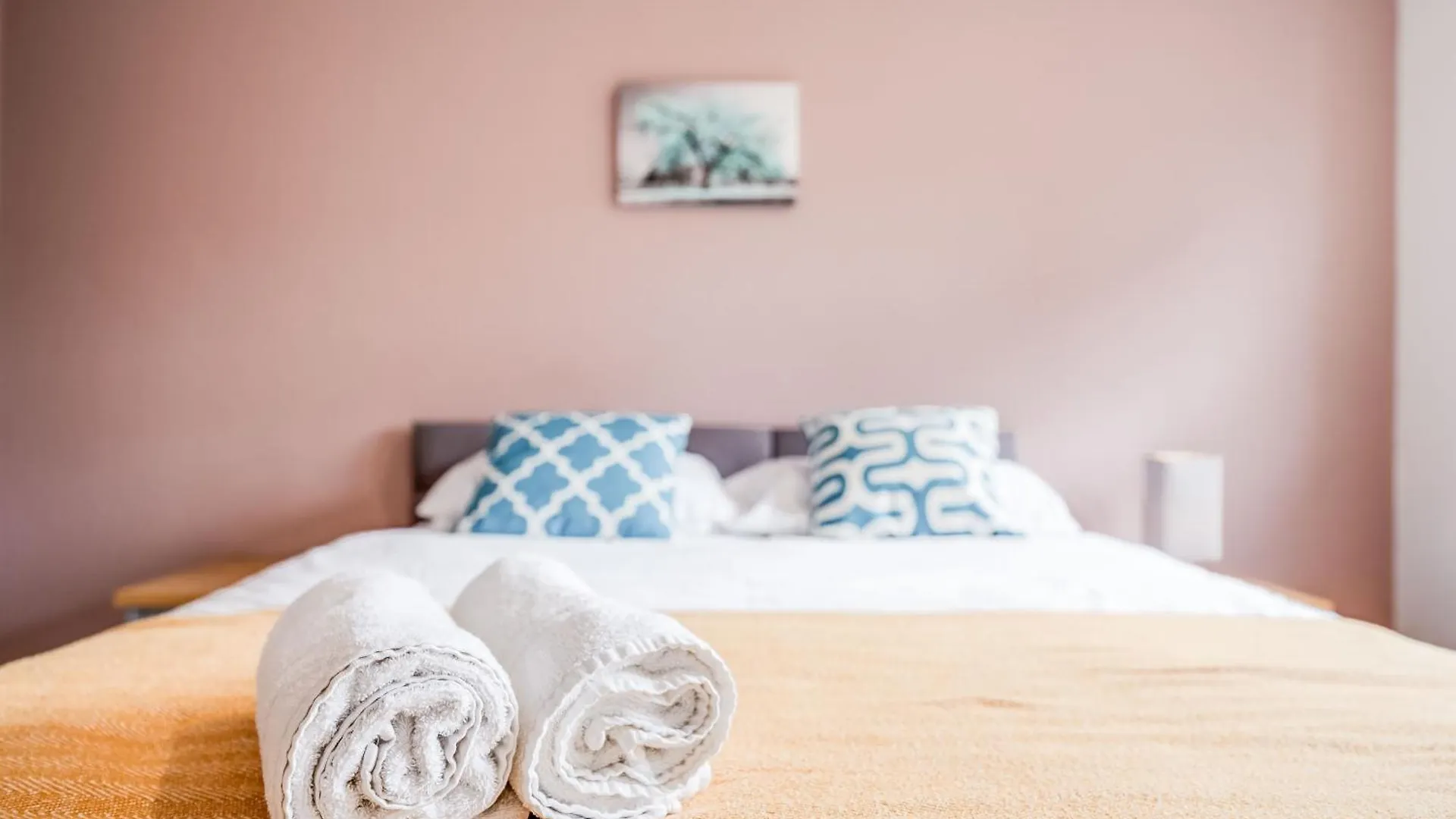 Apartment Leo'S Place In Mile End 2 Double Beds, 1 Bunk Bed, Max 6, Spacious, Ideal For Families London United Kingdom