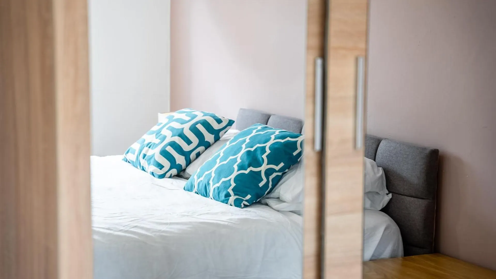 Leo'S Place In Mile End 2 Double Beds, 1 Bunk Bed, Max 6, Spacious, Ideal For Families London 0*,
