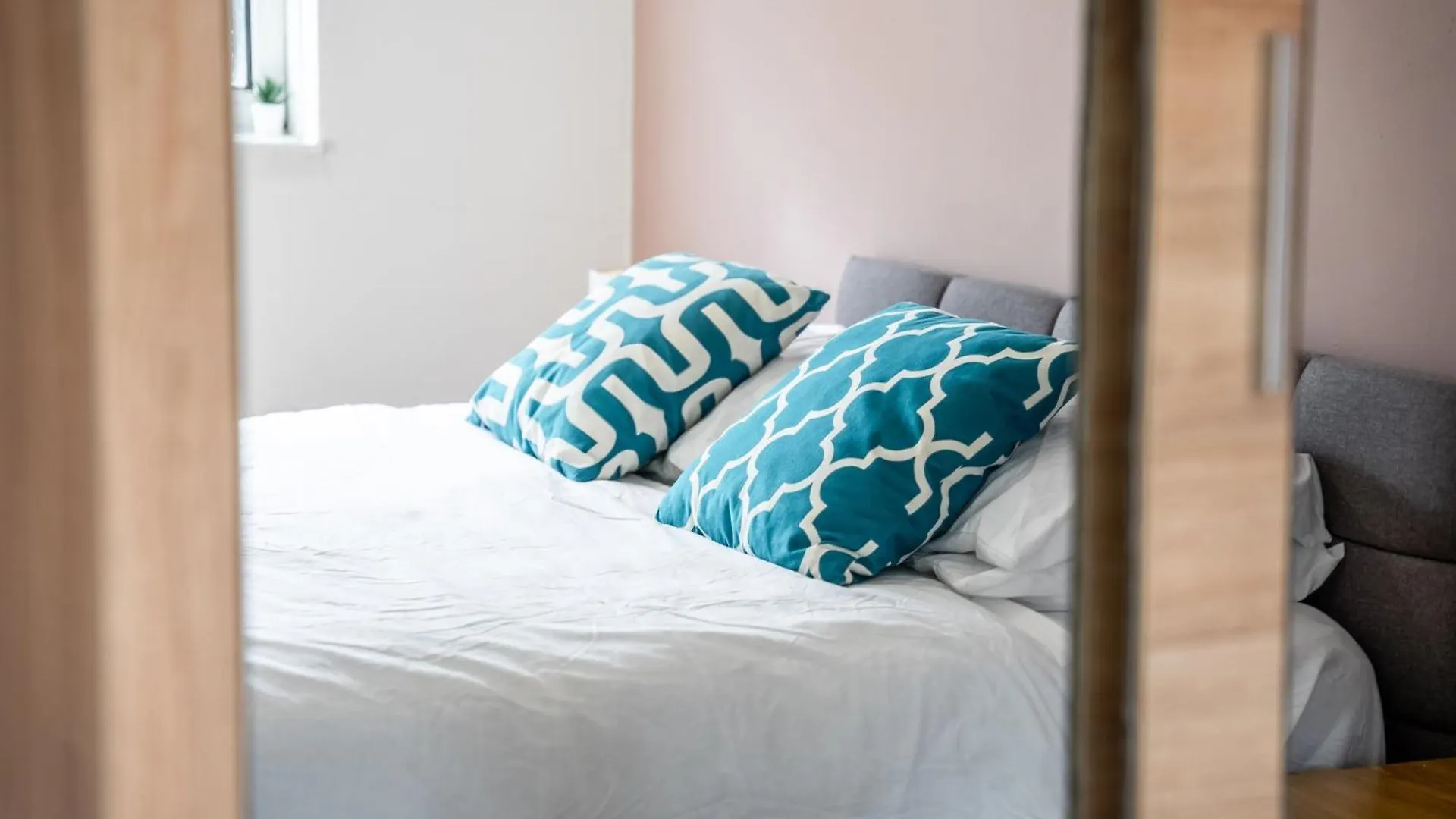 Apartment Leo'S Place In Mile End 2 Double Beds, 1 Bunk Bed, Max 6, Spacious, Ideal For Families London