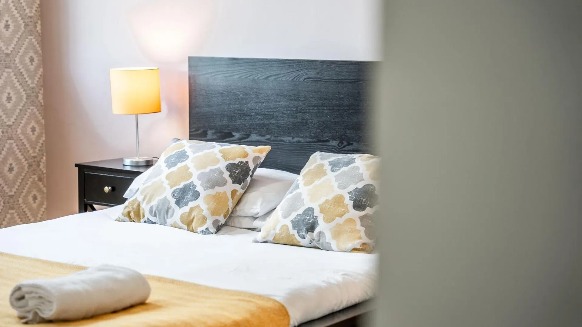 Apartment Leo'S Place In Mile End 2 Double Beds, 1 Bunk Bed, Max 6, Spacious, Ideal For Families London United Kingdom