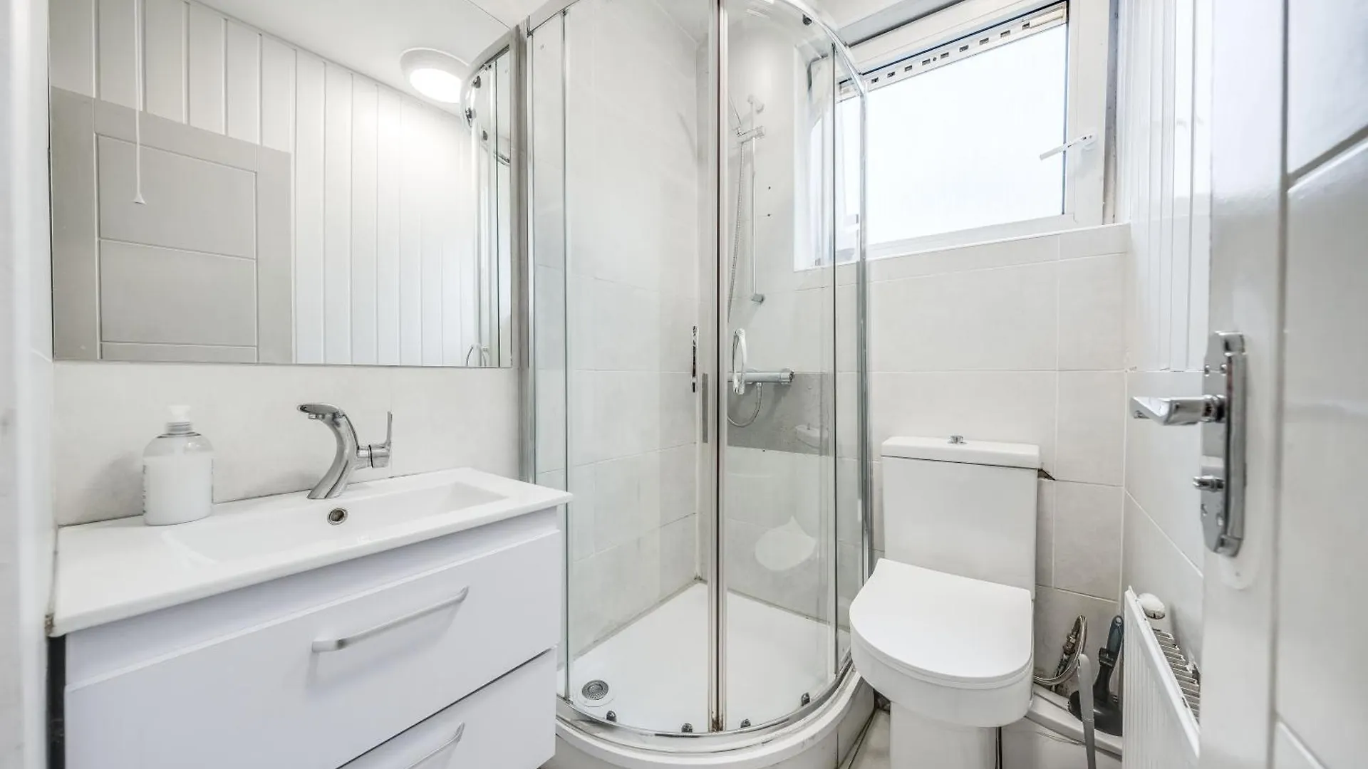 Apartment Leo'S Place In Mile End 2 Double Beds, 1 Bunk Bed, Max 6, Spacious, Ideal For Families London